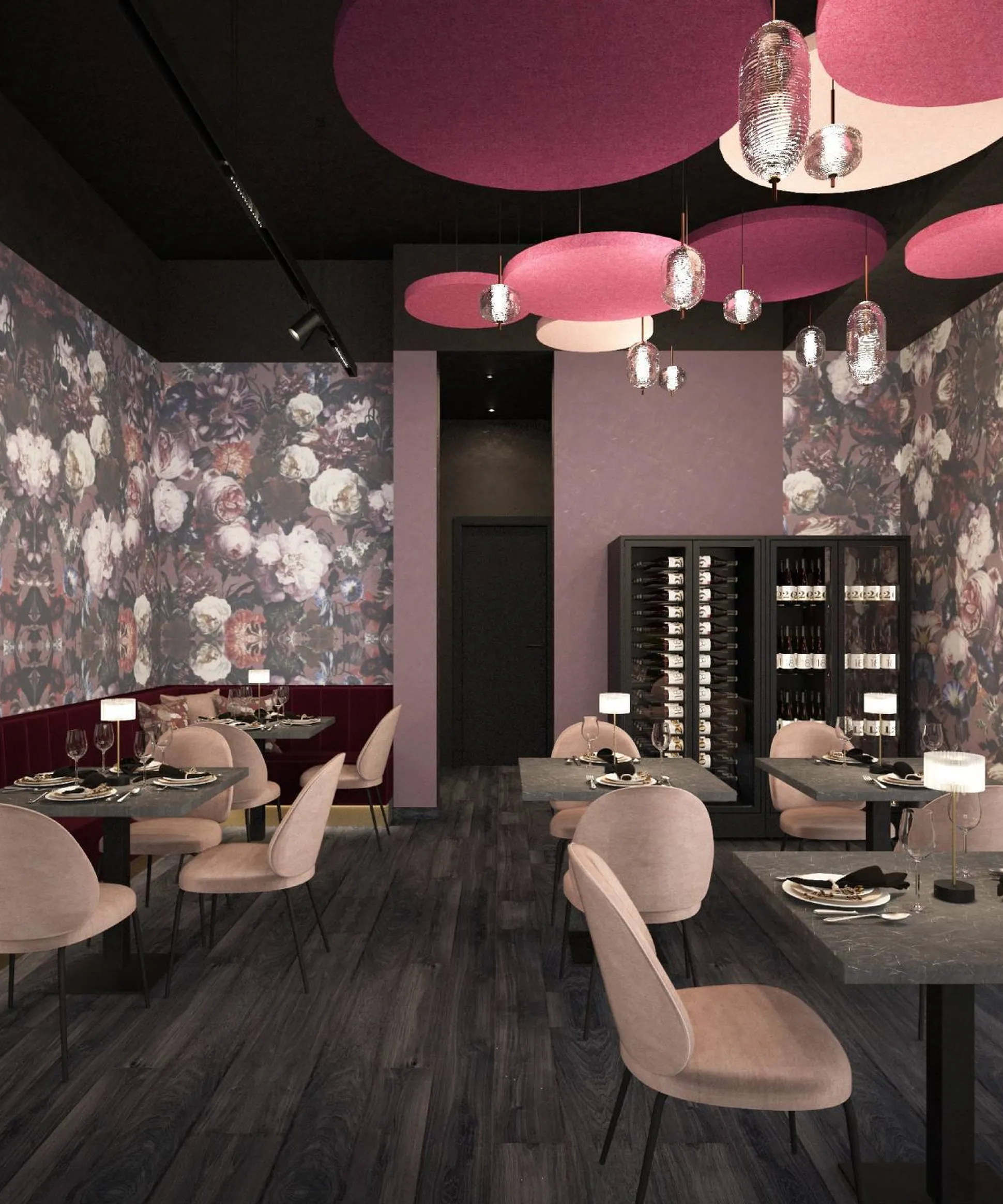 Interno ristorante con pareti a motivo floreale, panche Bordeaux, sedute rosa chiaro, tavoli grigi e vetrina vini; plafoniere rosa e grandi cerchi decorativi al soffitto.
