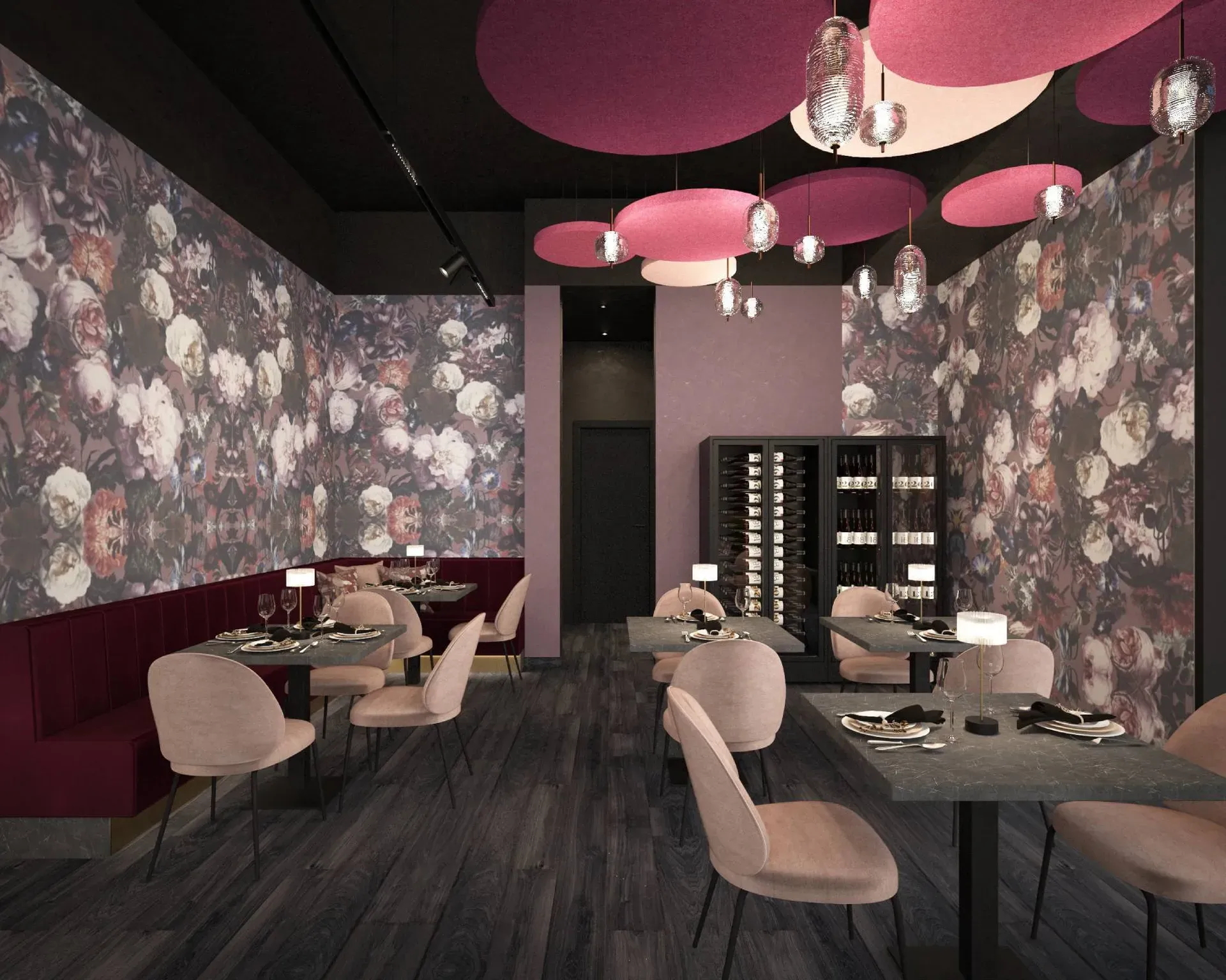 Interno ristorante con pareti a motivo floreale, panche Bordeaux, sedute rosa chiaro, tavoli grigi e vetrina vini; plafoniere rosa e grandi cerchi decorativi al soffitto.