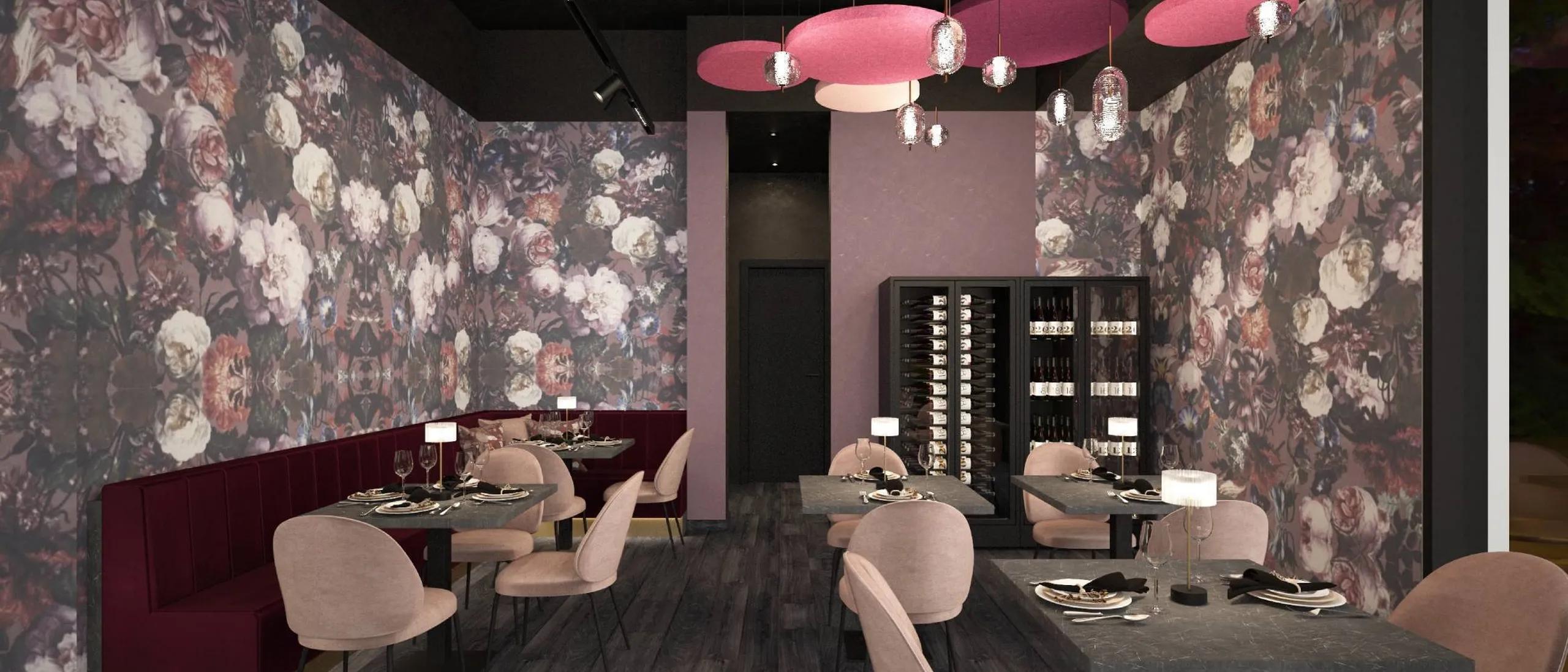 Interno ristorante con pareti a motivo floreale, panche Bordeaux, sedute rosa chiaro, tavoli grigi e vetrina vini; plafoniere rosa e grandi cerchi decorativi al soffitto.