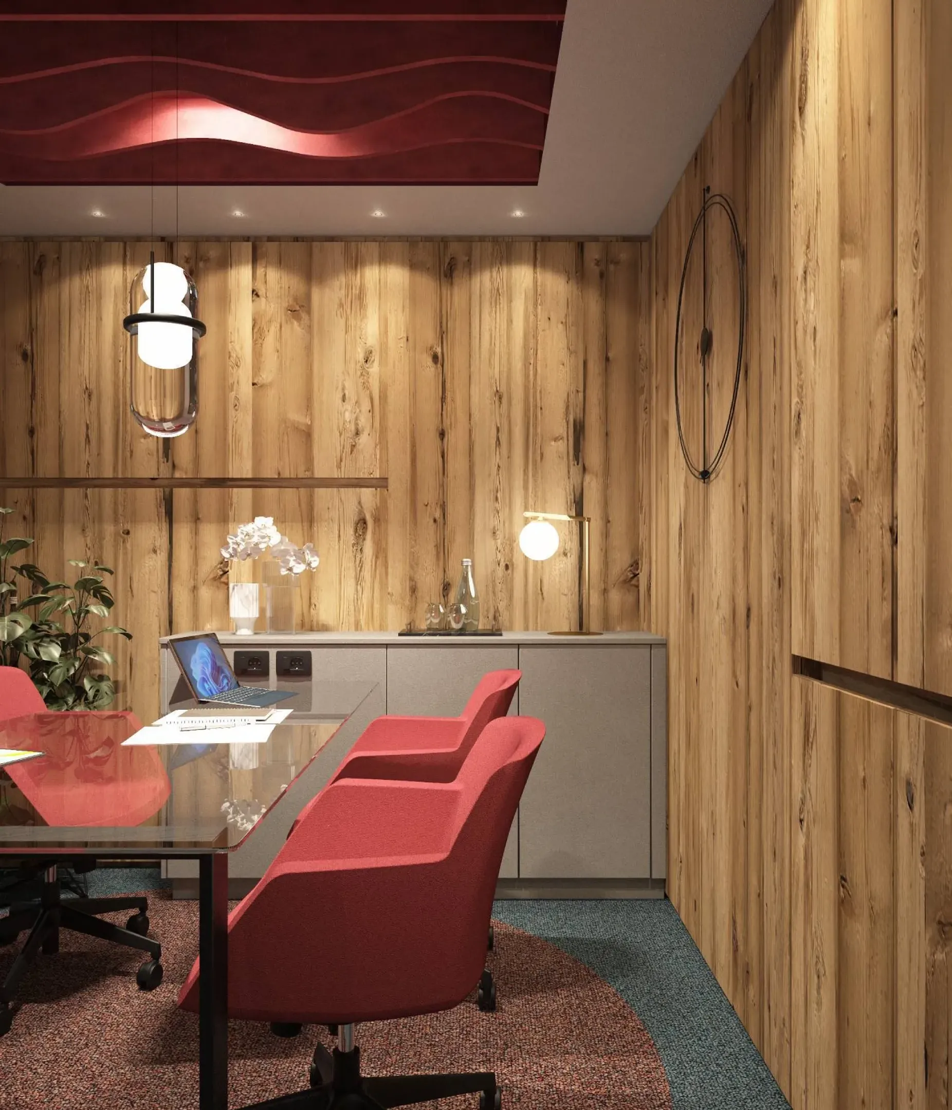 Sala riunioni con pareti in legno, tavolo in vetro, sedie rosse, lampade e una console grigia; soffitto rosso a onde.