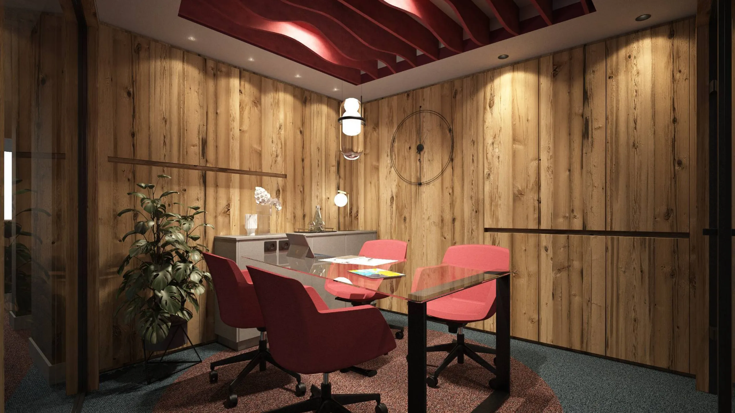 Sala riunioni con pareti in legno, tavolo in vetro e sedie rosse; soffitto con pannelli acustici rossi, lampade pendenti, pianta e mobiletto.