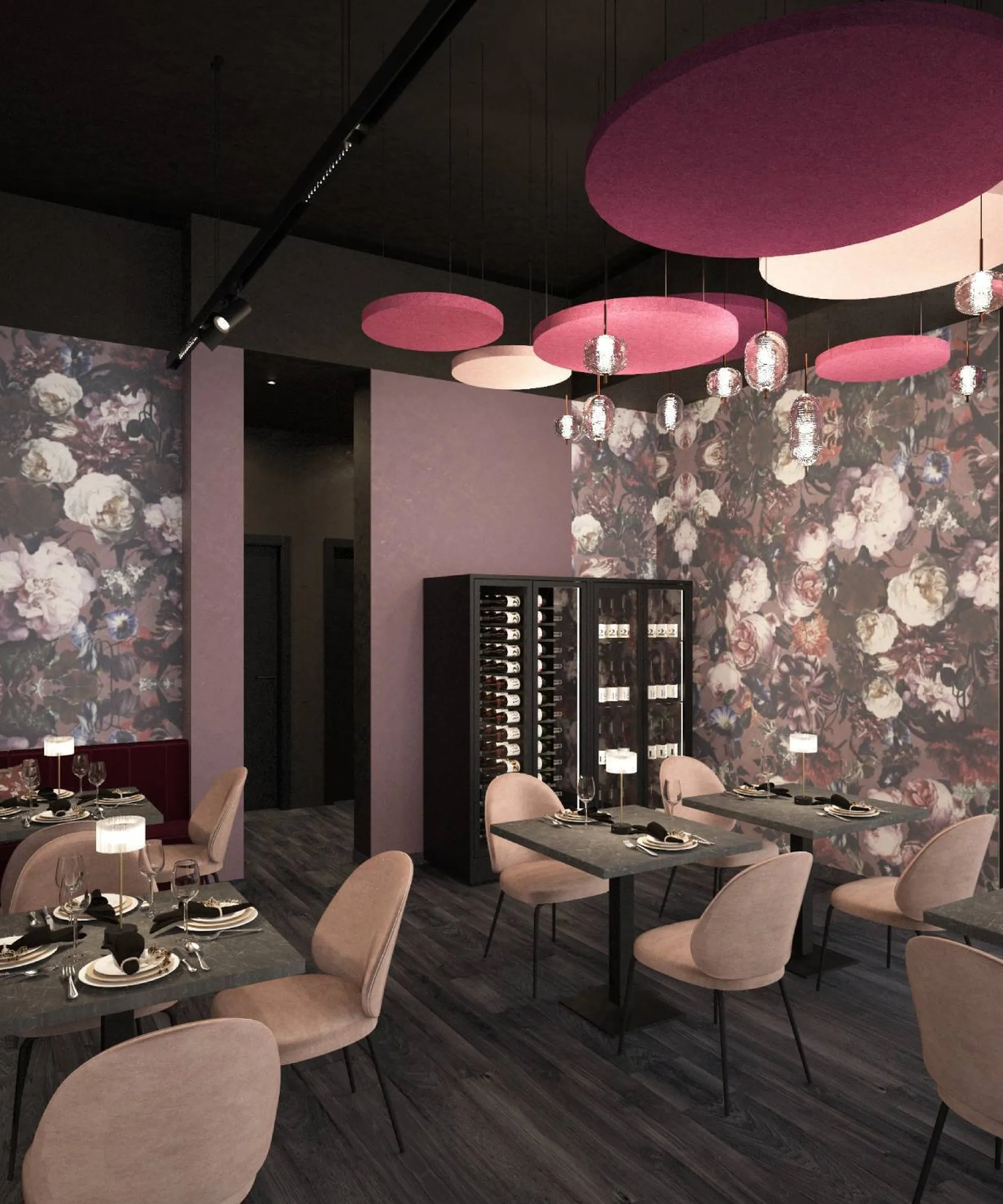Ristorante moderno con pareti floreali, sedute beige e tavoli eleganti; vetrina vini; luci pendenti rosa e pannelli acustici rotondi al soffitto.