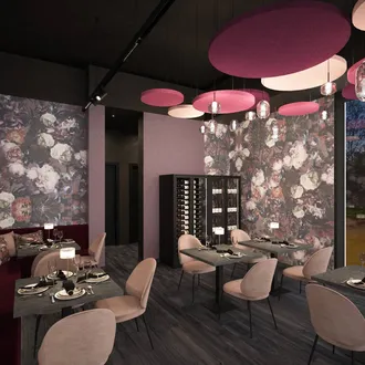Ristorante moderno con pareti floreali, sedute beige e tavoli eleganti; vetrina vini; luci pendenti rosa e pannelli acustici rotondi al soffitto.