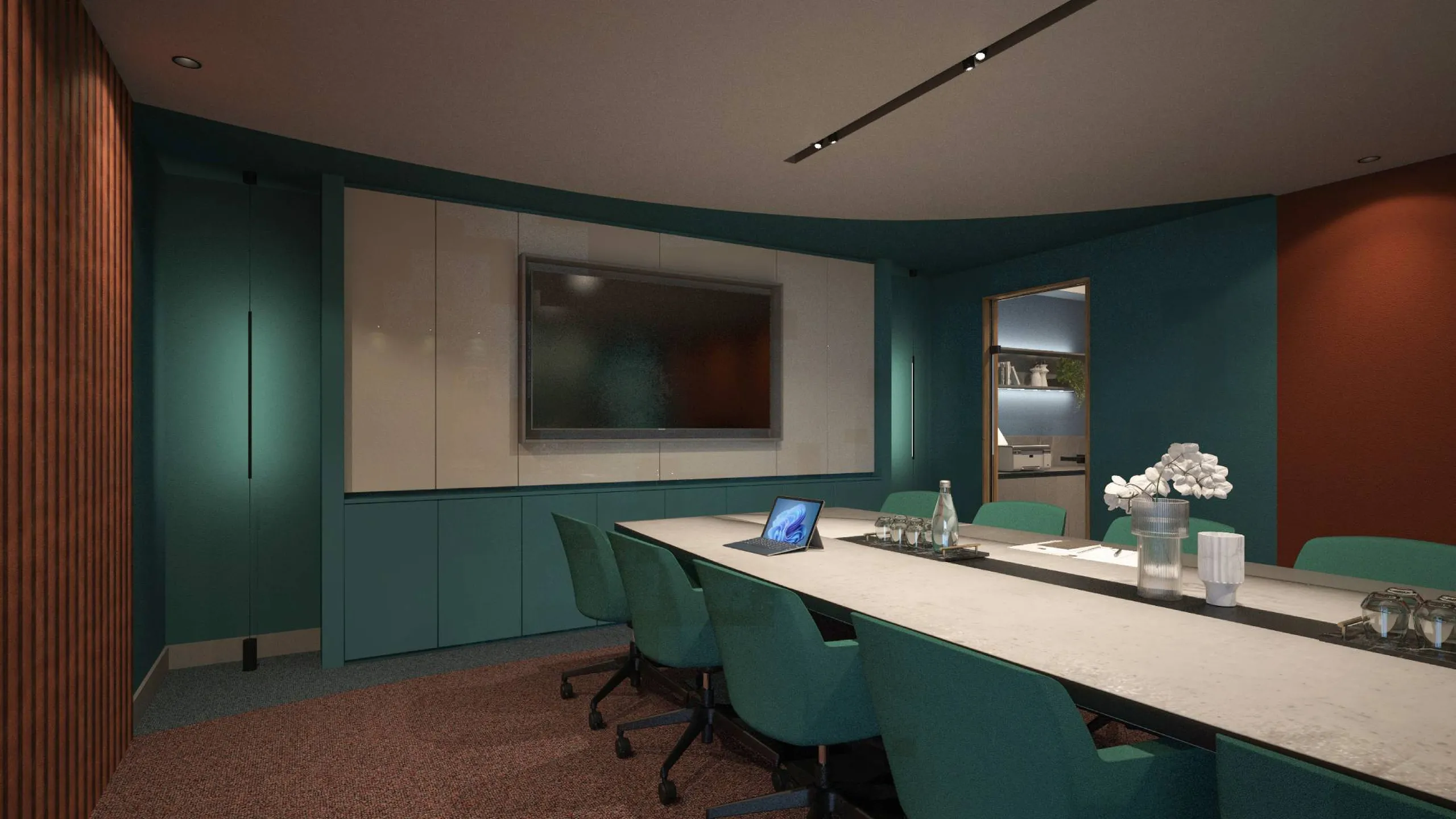 Sala conferenze moderna: tavolo lungo con sedie verde acqua, pareti teal, grande schermo, armadi bianchi, vaso di fiori e bottiglia al centro.